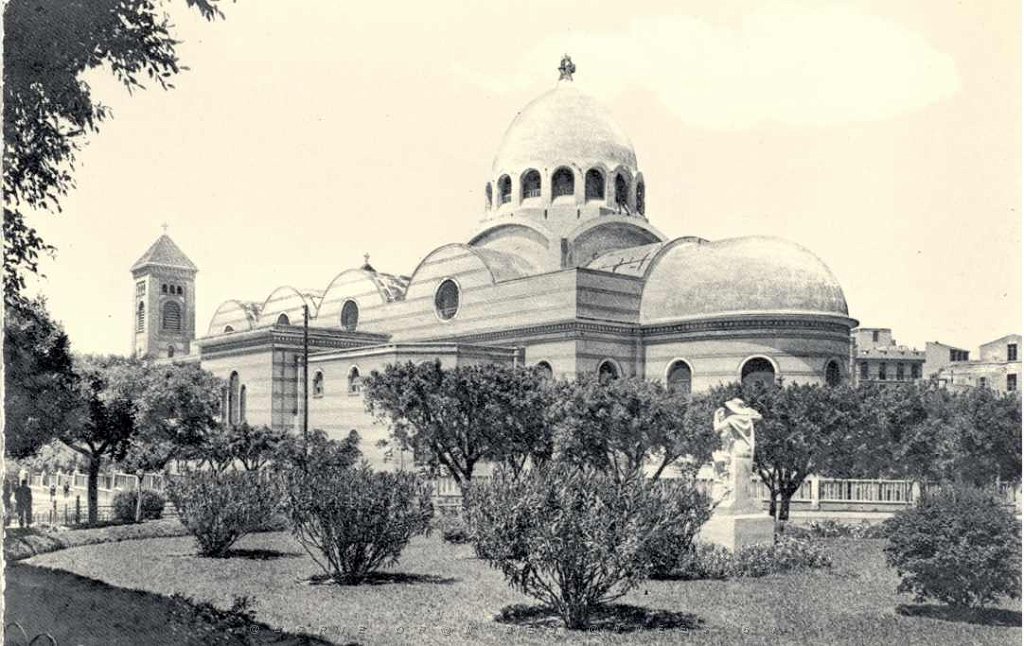 ORAN SQUARE GARBE ET LA CATEDRALE DU SACRE COEUR ET L ABSIDE.JPG